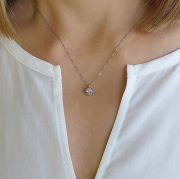 Λευκόχρυσο μενταγιόν με διαμάντι 0.15ct και αλυσίδα σε 18 καράτια. PD13324